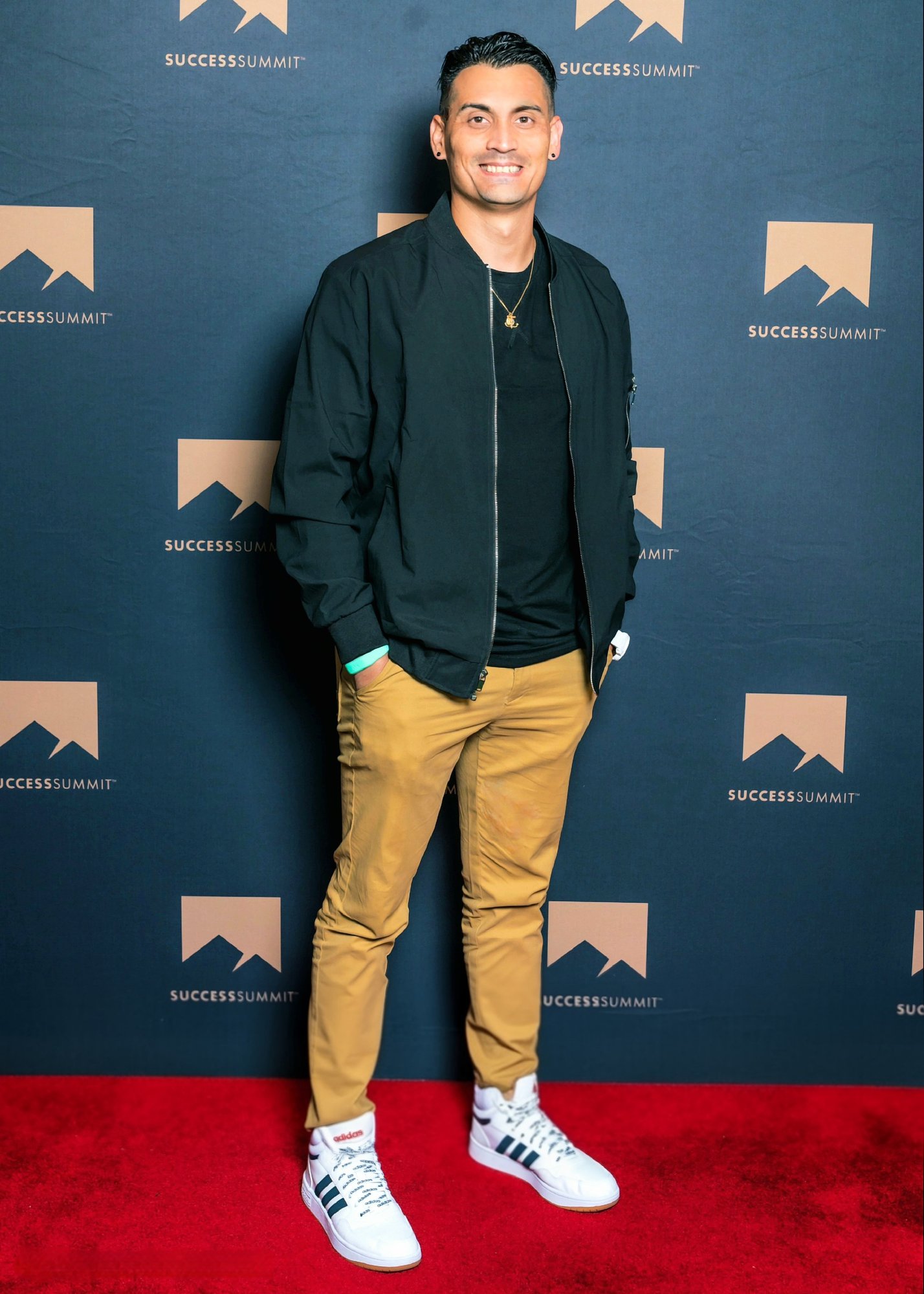 Dr. Zac on the red carpet at the Success Summit in Los Angeles, where he appeared on Chris Voss’ TV show That’s Right with Chris Voss, speaking on neuroscience, leadership, and sports performance.